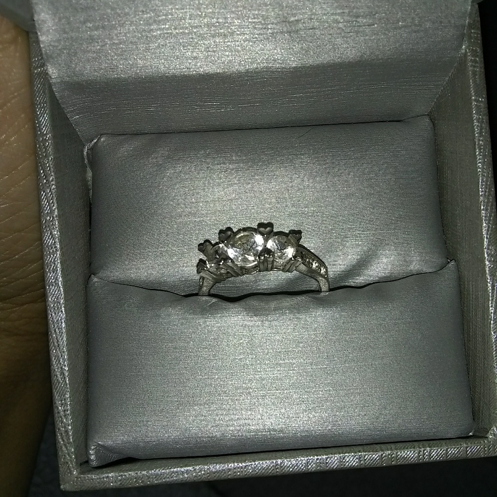 ZALES DIAMOND RING - Picture 3 of 4